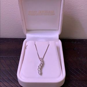 7 beautiful Diamonds/white gold Journey necklace.